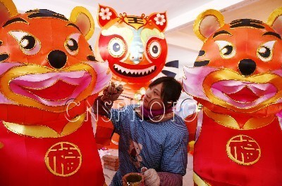 山東乳山趕制節(jié)能彩燈迎春節(jié) - 中國(guó)自貢燈會(huì),燈會(huì)彩燈界的行業(yè)門(mén)戶網(wǎng)站,聚合彩燈企業(yè)提供最全的彩燈會(huì)燈展花車信息,搜羅展會(huì)活動(dòng)信息和歷屆燈會(huì)集錦